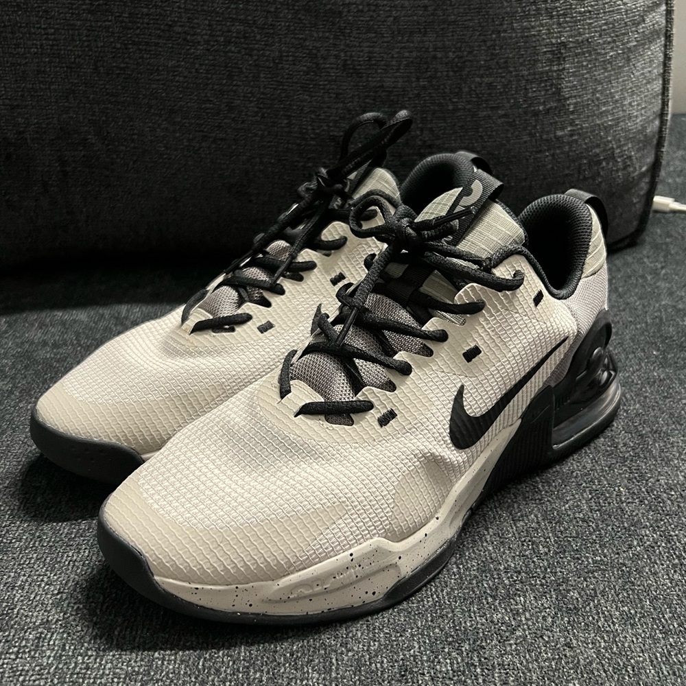 Nike Men's Gray and Black Athletic Shoes